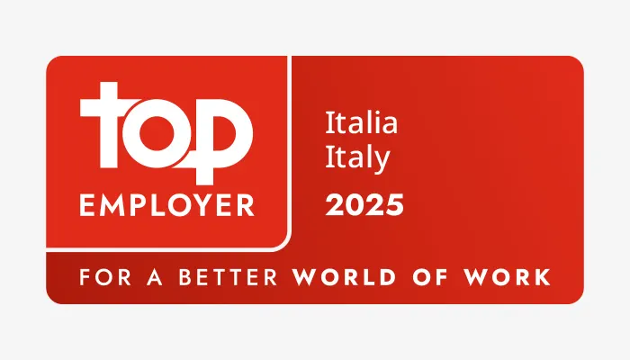 Logo rosso "Top Employer Italia Italy 2025", con scritta bianca "For a better world of work".