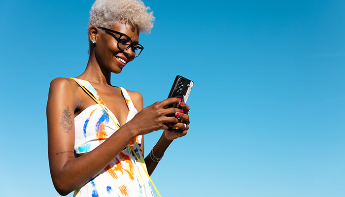 Ragazza con smartphone in mano