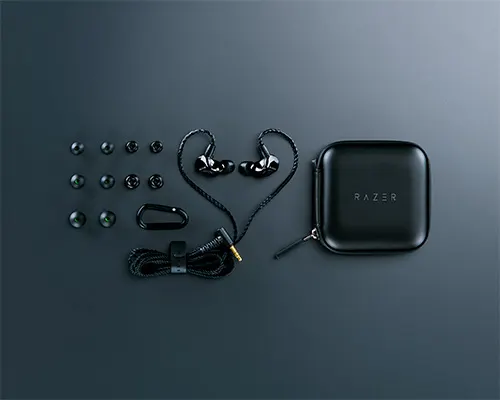 Cuffie nere con custodia, gommini di ricambio, cavo, moschettone, su sfondo grigio scuro.