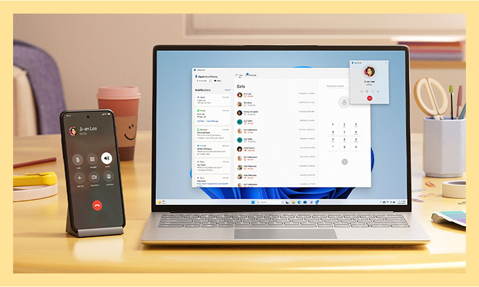 Cuffia, laptop e smartphone su una scrivania con app di chiamata aperte, evidenziando la connettivit� tra dispositivi.
