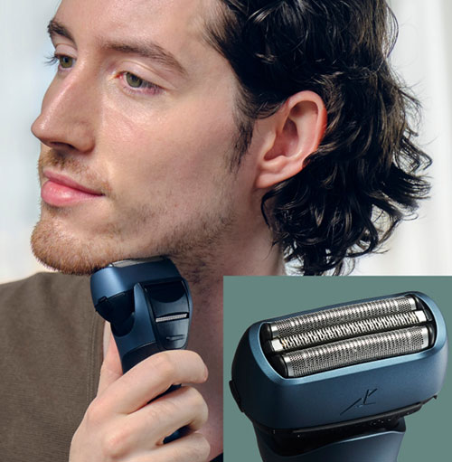 Uomo che usa un rasoio elettrico blu. Inserimento di una testina di rasoio.