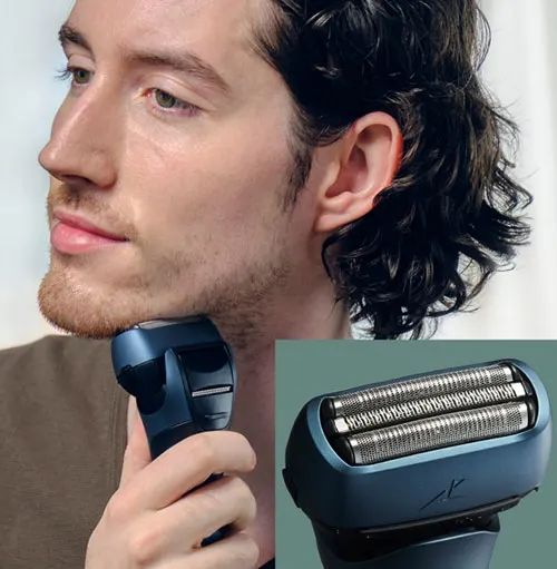 Uomo che usa un rasoio elettrico blu. Inserimento di una testina di rasoio.