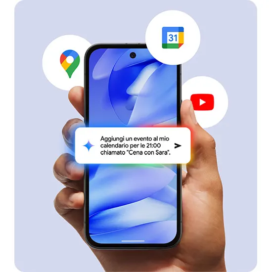 Mano che tiene un telefono con promemoria evento "Cena con Sara", icone app Google Maps, Calendario e YouTube.