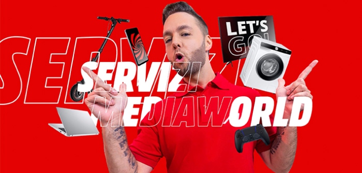 Uomo su sfondo rosso con oggetti fluttuanti: monopattino, cellulare, notebook, lavatrice e controller. Testo "SERVIZI MEDIAWORLD".