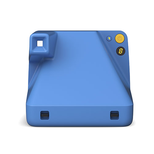 Fotocamera blu con mirino quadrato, pulsante giallo e display che mostra il numero otto.