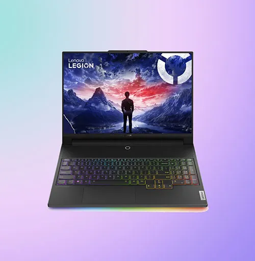 Un computer portatile nero aperto mostra un paesaggio montano con una figura umana e il logo Lenovo Legion sullo schermo.
