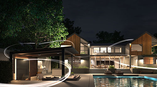 Casa moderna illuminata di notte con piscina, patio e vegetazione lussureggiante. Illuminazione esterna calda.