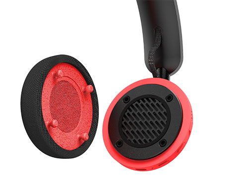 Cuffie audio nere e rosse su sfondo bianco. Un cuscinetto � staccato, rivelando il suo interno rosso a rete.