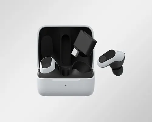 Cuffie bianche e nere con custodia aperta e adattatore USB nero su sfondo bianco.