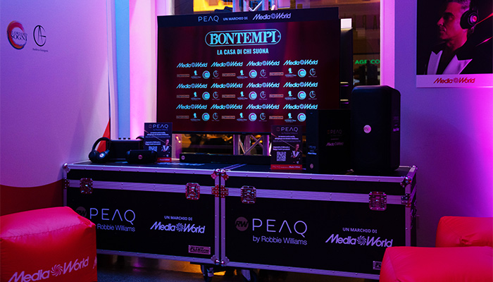 Ingresso edificio con insegna rossa e nome Casa Bontempi a Sanremo