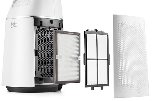 Purificatore d'aria bianco con filtro aperto. Filtro a griglia nera e filtro a pannello bianco. Filtro di ricambio a destra.