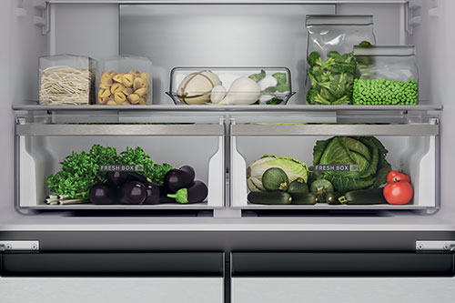 Frigorifero aperto con ripiani pieni di contenitori e verdure fresche come lattuga, pomodori e melanzane.