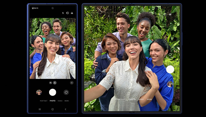 Schermata del Samsung Galaxy Fold7 che riprende un selfie di gruppo con diverse persone