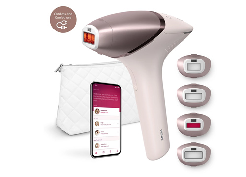 Dispositivo di epilazione bianco e argento con accessori, custodia bianca e smartphone con interfaccia utente.