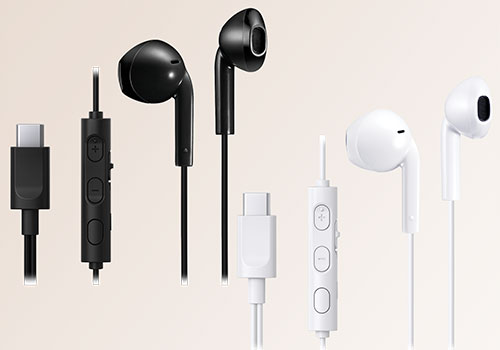 Cuffie in-ear nere e bianche con connettori e telecomandi.