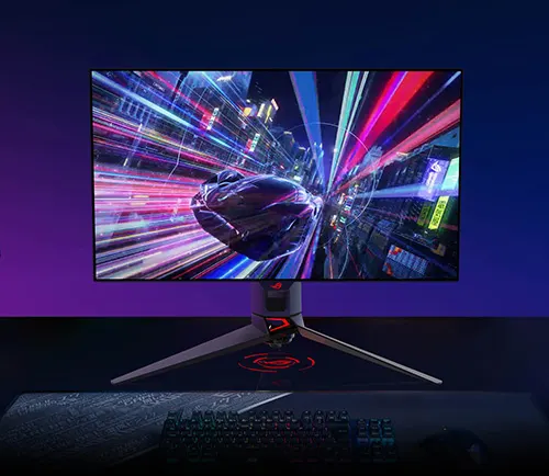 Monitor su scrivania con sfondo animato di citt� futuristica con linee colorate e tastiera in primo piano.