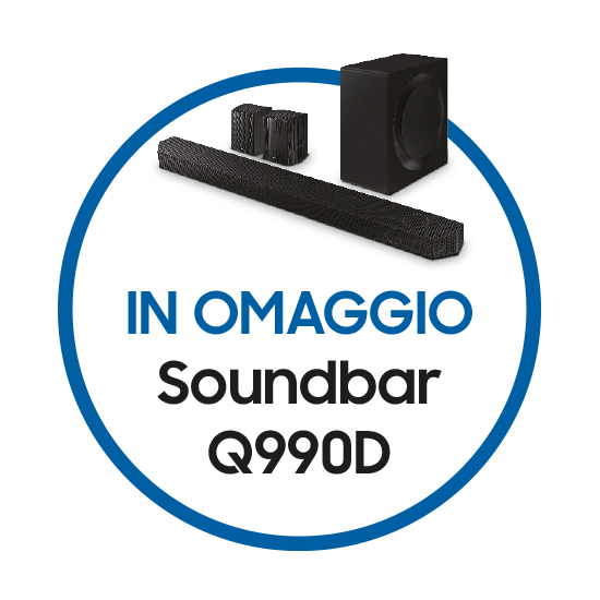 Set audio nero con soundbar, subwoofer e due altoparlanti, su un cerchio blu con la scritta "IN OMAGGIO Soundbar Q990D".
