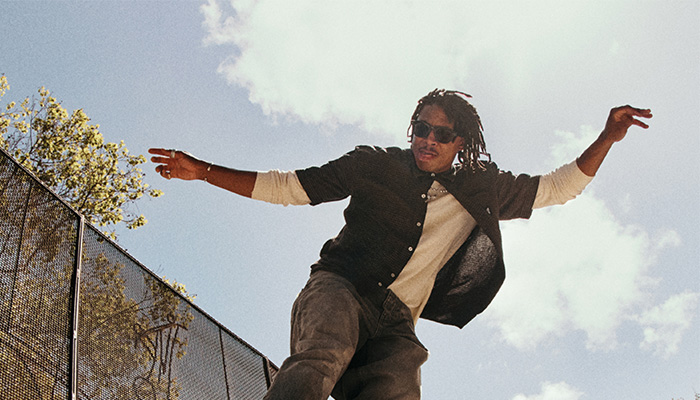 Un ragazzo con un paio di occhiali Meta Oakley