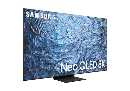 Schermo TV Samsung Neo QLED 8K su supporto nero. Lo schermo mostra un'immagine astratta blu e bianca.