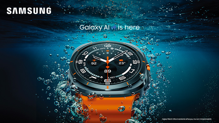 Orologio subacqueo Samsung con cinturino arancione. Bolle in acqua blu sullo sfondo. Logo Samsung in alto a sinistra.