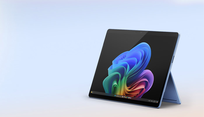 Tablet blu su sfondo chiaro. Lo schermo mostra un'immagine astratta multicolore.