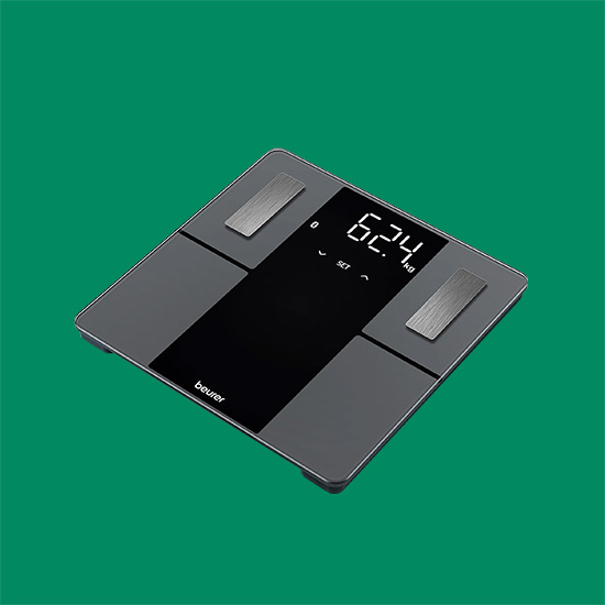 Strumenti elettrici ed elettronici su sfondo verde