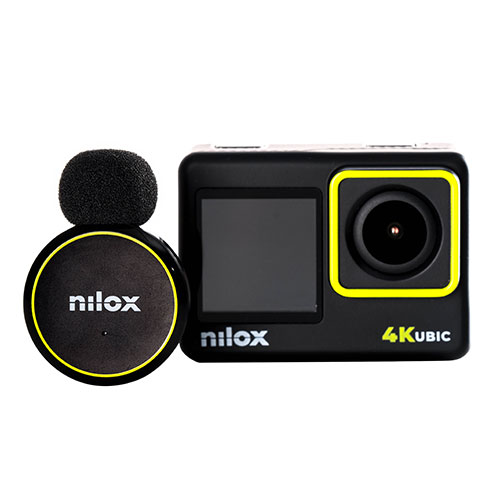 Fotocamera nera con lente gialla a destra, accanto a microfono nero con logo.