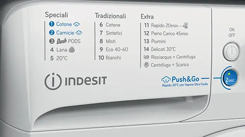 Pannello comandi bianco di lavatrice Indesit con etichette programmi: Speciali, Tradizionali, Extra e tasto Push&Go.