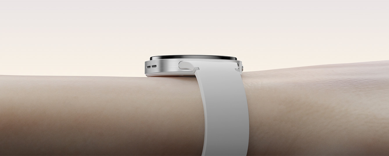 il poso di una mano con un smartwatch bianco