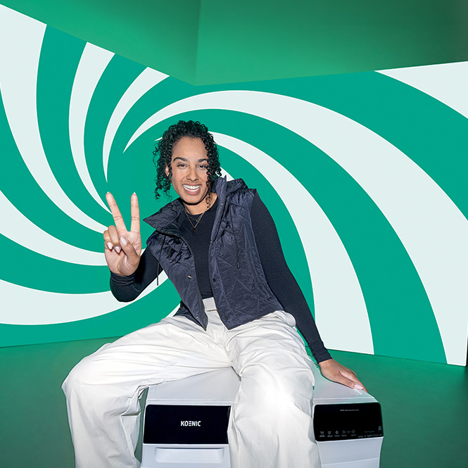 Logo "Better Way" bianco su rettangolo verde. Sfondo bianco sporco.