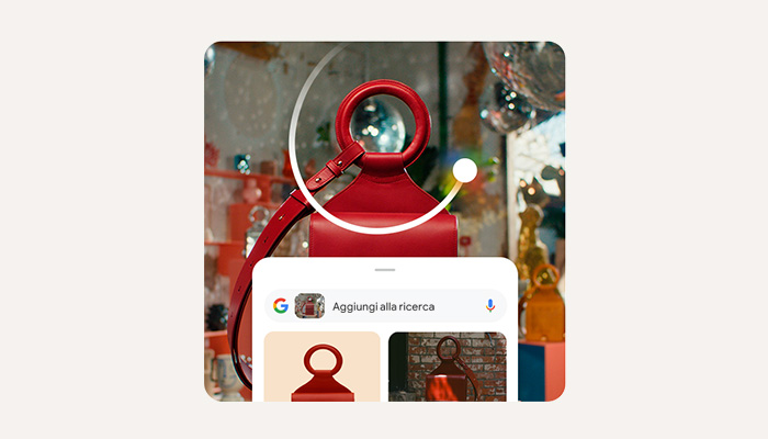 Borsa rossa su sfondo sfocato, con interfaccia di ricerca Google in primo piano.