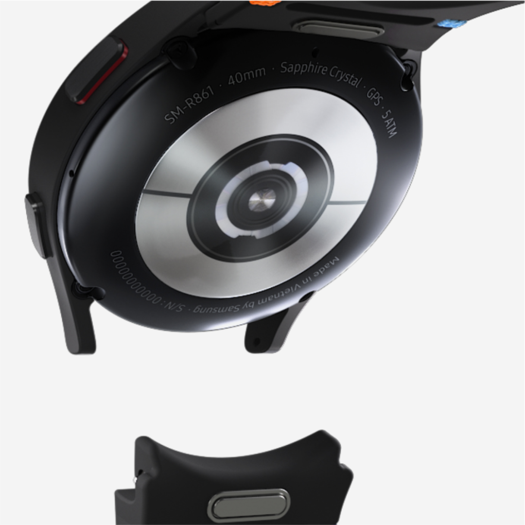 Orologio nero con sensore argentato a cerchi concentrici sul retro, cinturino staccato. Scritte incise: modello, GPS, fabbricazione.