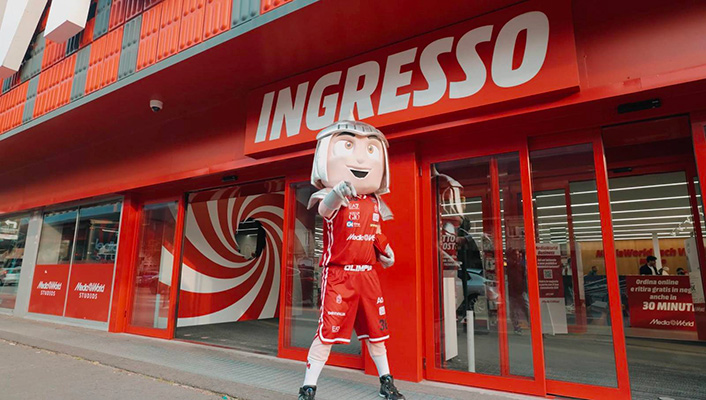 Edificio Media World con insegne bianche e rosse