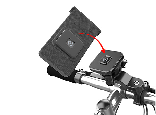 Supporto per telefono su manubrio di bicicletta. Il telefono � collegato con un meccanismo a scatto magnetico.