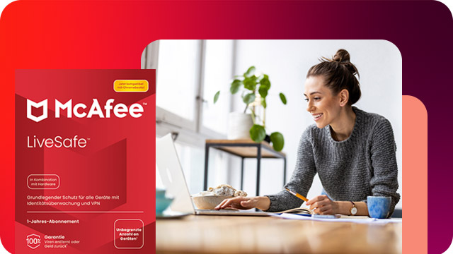 Donna sorridente lavora al portatile; in primo piano, confezione rossa di McAfee LiveSafe. Pianta e tazza blu sullo sfondo.