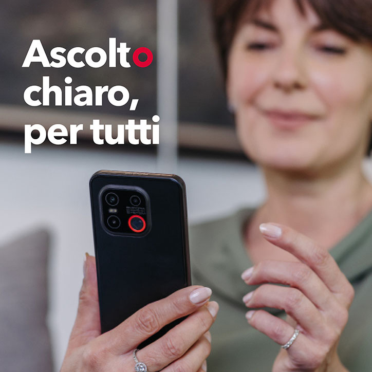 Una donna che guarda il telefono che ha in mano