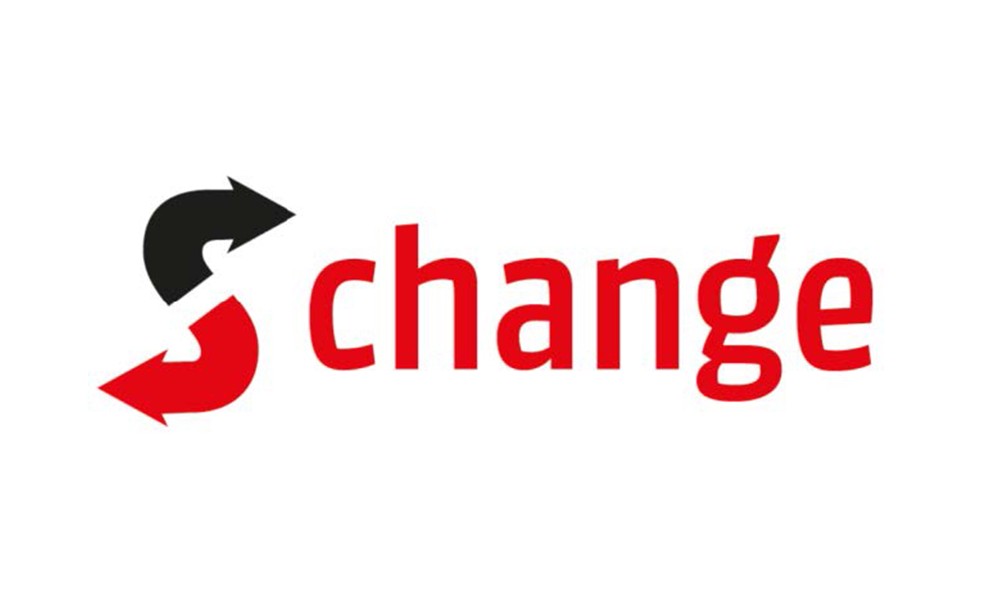 Logo "Change" rosso con freccia nera e rossa, su sfondo bianco.