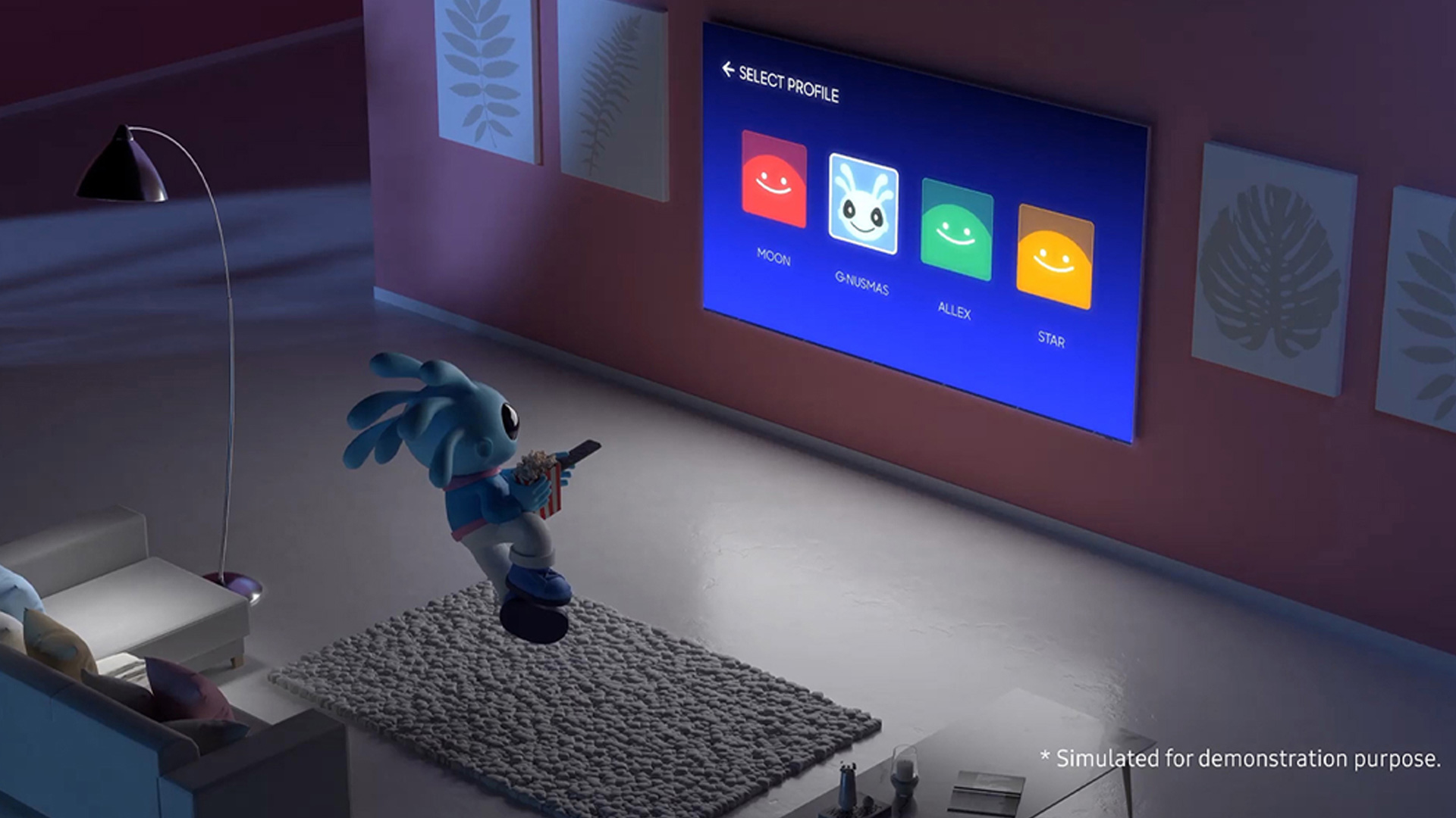Soggiorno con TV che mostra profili utente: Moon, G-nusmas, Allex e Star. Un personaggio tiene un telecomando. C'è un divano e un tappeto.