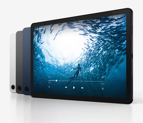 Tre tablet affiancati mostrano un video di una persona che nuota tra pesci in acqua blu.