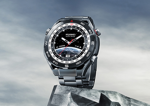 Orologio da polso Huawei in acciaio su roccia. Il quadrante nero mostra data e indici bianchi; lancette bianche e rosse.