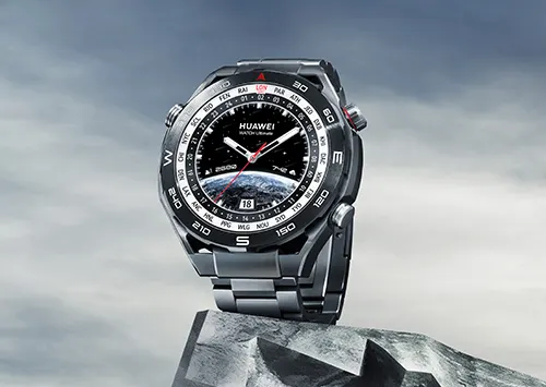 Orologio da polso Huawei in acciaio su roccia. Il quadrante nero mostra data e indici bianchi; lancette bianche e rosse.