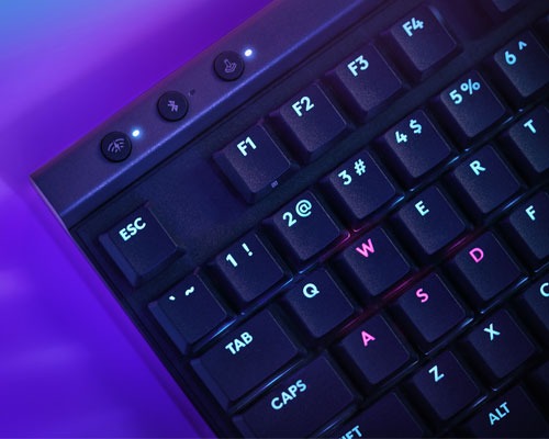 Tastiera nera retroilluminata con tasti funzione, alfanumerici e di controllo su sfondo viola.