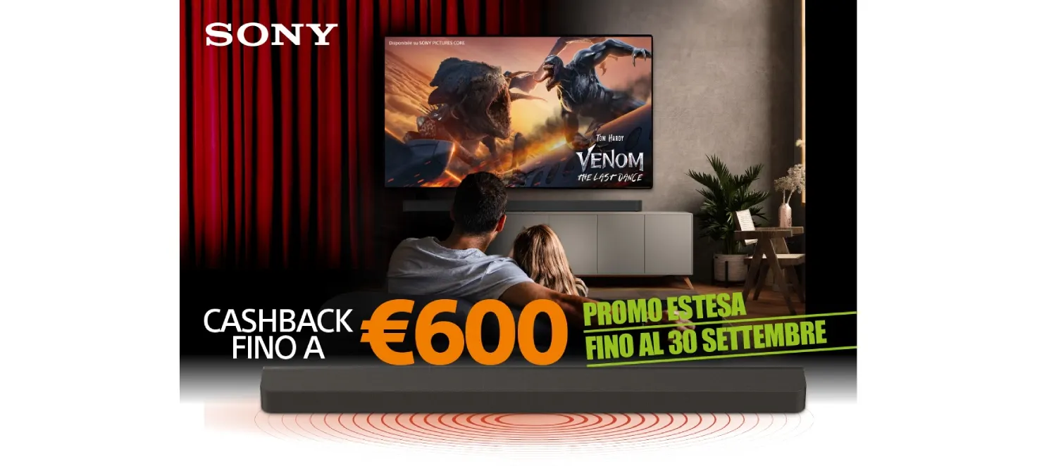 uomo e donna ripresi di schiena, sul divano davanti alla Tv. E' trasmesso Venom