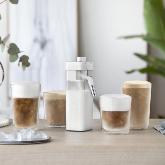 Alcuni bicchieri di cappuccino e caffè