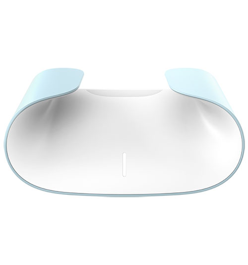 Un oggetto bianco con bordo blu chiaro, curvo e aperto nella parte superiore, su sfondo bianco.