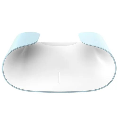 Un oggetto bianco con bordo blu chiaro, curvo e aperto nella parte superiore, su sfondo bianco.