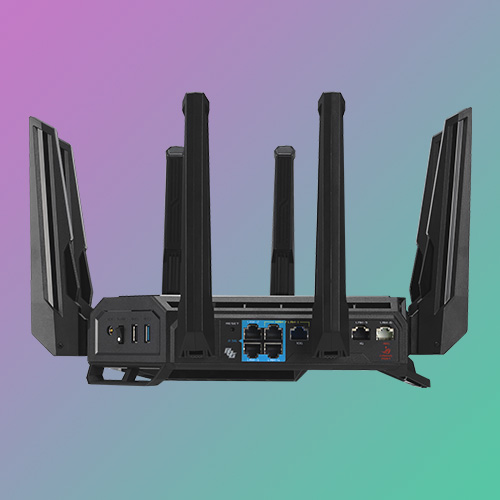 Un router nero con antenne multiple si erge su uno sfondo viola e verde. Le antenne sono nere e verticali.