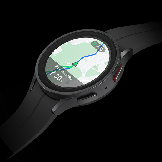 Orologio nero con schermo che mostra una mappa con indicazioni stradali e ora digitale in un ambiente scuro.