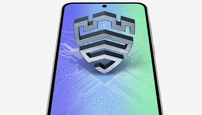 Schermo di smartphone con sfondo a circuito e scudo metallico in primo piano.