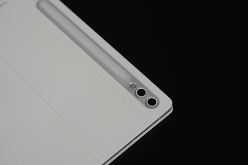 Tablet bianco con due obiettivi della fotocamera in alto a destra, su sfondo nero.